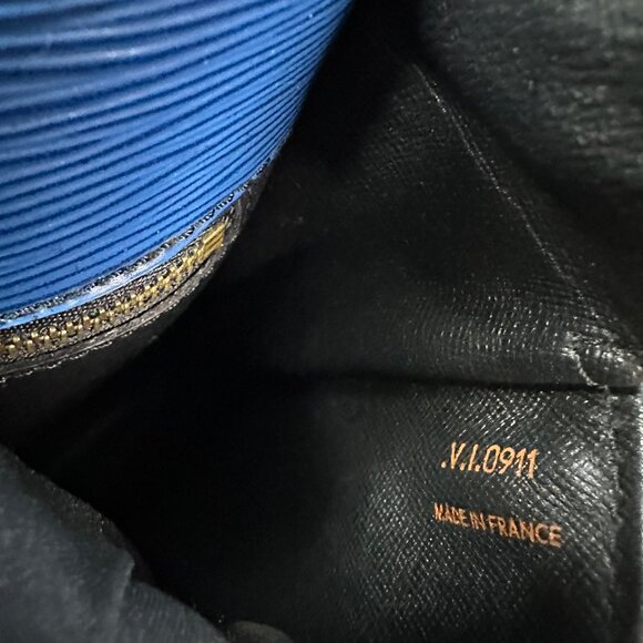 ❌SOLD❌ Authentic Louis Vuitton Saint Cloud GM Epi Leather Crossbody Shoulder Bag - Picture 14 of 17